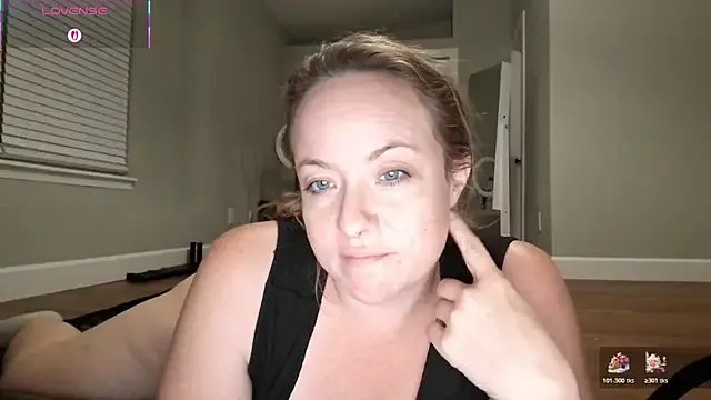 julimonroe on StripChat