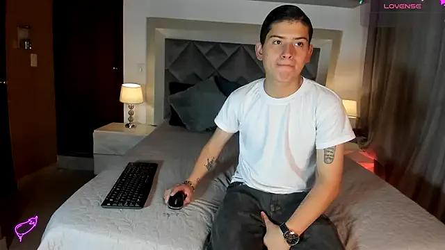 Freechat kinkypetite1 on StripChat