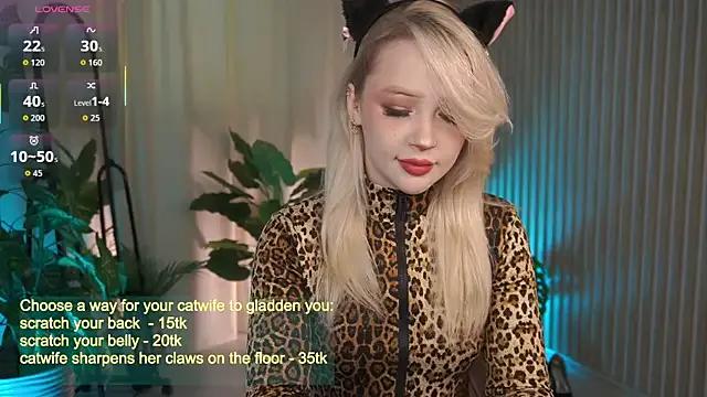 LauraWifeness on StripChat