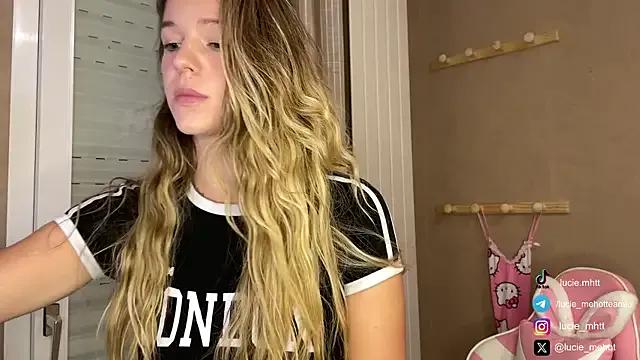 Freechat lucie_mehott on StripChat