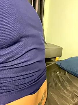 Freechat Ly_Coca24 on StripChat