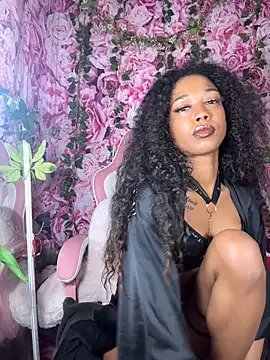 Freechat mismialove on StripChat