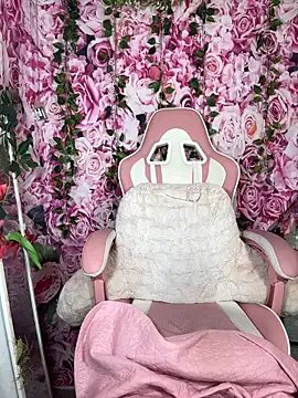 Freechat mismialove on StripChat