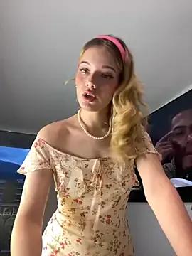 Freechat NicoleCut on StripChat