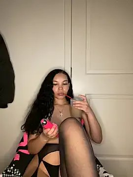 nikkiloveee on StripChat