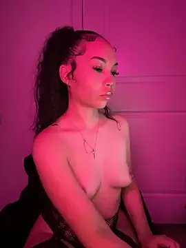 nikkiloveee on StripChat