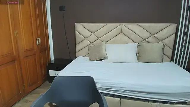 StripChat Raquel_jones is Freechat Raquel_jones — oil body naked sexy dance