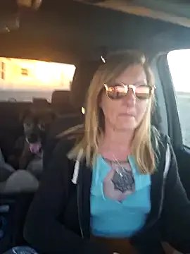 SheIsSomething on StripChat