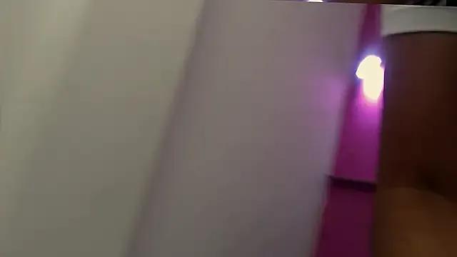 Freechat skinnybarbie022 on StripChat