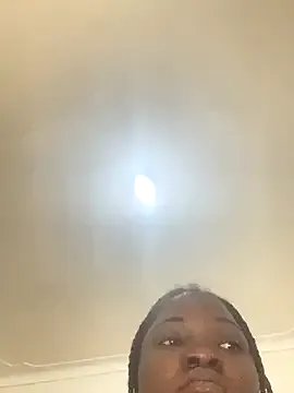 sweet18creamybigpussy on StripChat