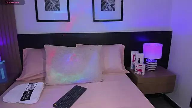 Group vi_anaya on StripChat